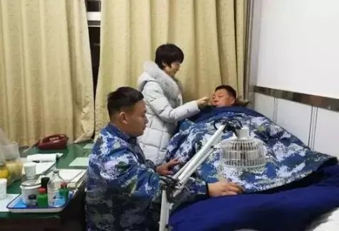 海军军官冒死跳海营救被困游客的具体情况如何？