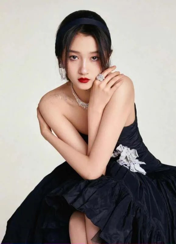 关晓彤暗黑公主造型上热搜，你觉得这个造型适合她吗？