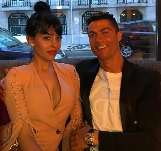 C罗女友晒钻戒俩人是要订婚吗?