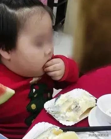 把三岁女孩喂到70斤的家长是什么心理?