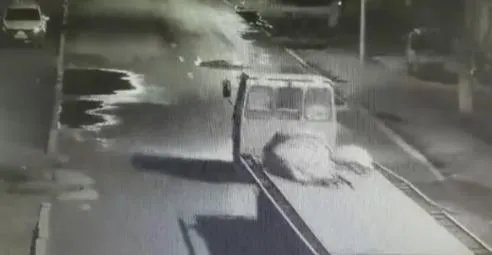 女生醉倒街头遭碾：一女学生倒在街上,被2辆车碾轧致死