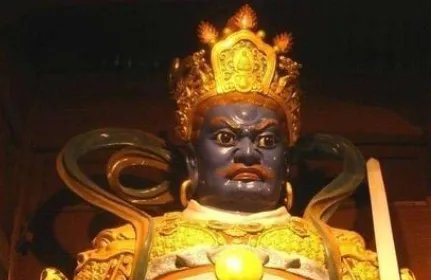 增长天王：佛教护法四大尊天王之一，梵文音译为毗琉璃