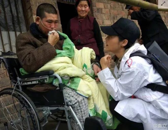 袁立装扮朴素下乡 偶遇农民故友侃侃而谈