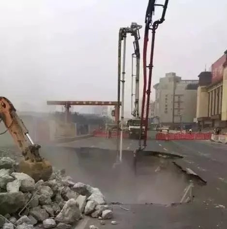 南昌市民等绿灯时,路面塌陷掉了下去,怎么看?