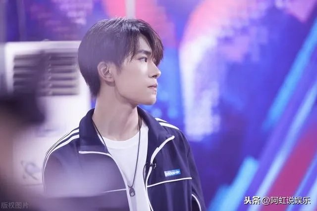 易烊千玺现在的女朋友是谁长什么样子?