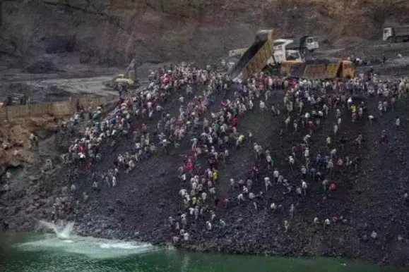 缅甸一矿区塌方约200人被埋是怎么回事？
