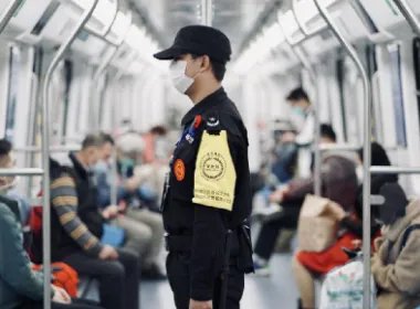 深圳地铁站有2名乘客摔地互殴，双方究竟是因何发生的争执？