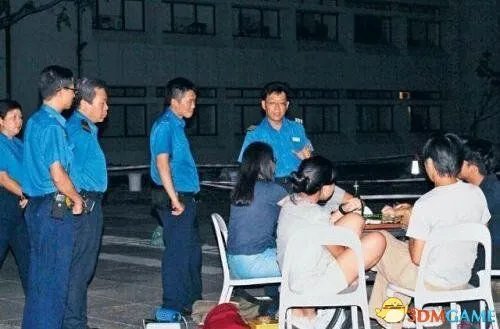 学生露天打麻将 校长：此举有欠读书人应有的礼貌