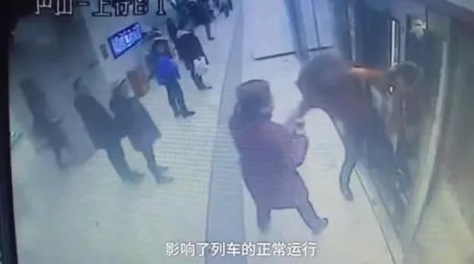 夫妻拦屏蔽门被拘什么情况：事件真相经过令人震惊