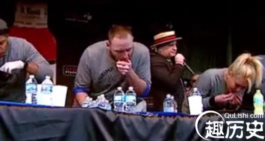 8分钟吃11斤虾 打破自己创下的大胃王纪录