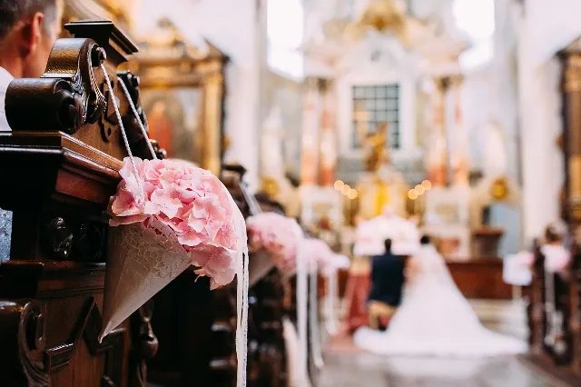 “公共强吻儿媳”声明：在表演，是睁眼说瞎话吗？