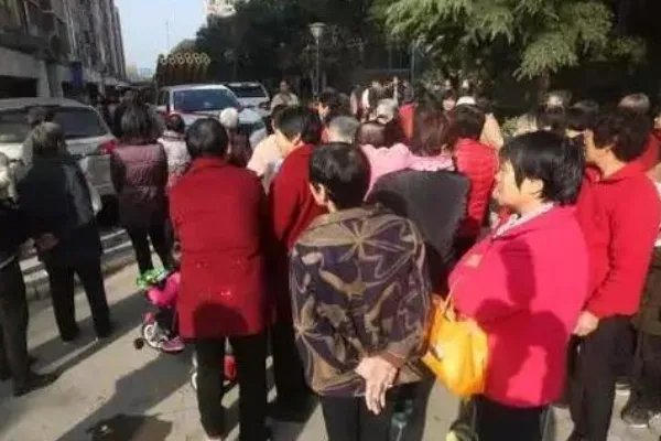 关于河南大爷大妈国庆组团拦婚车一事，你有何看法？