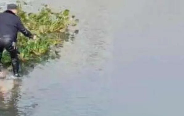 对于安徽女子在警察目视下溺亡一事,警方是如何回应的?