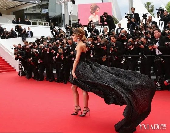 【组戛纳大风袭女星电影节红毯女星