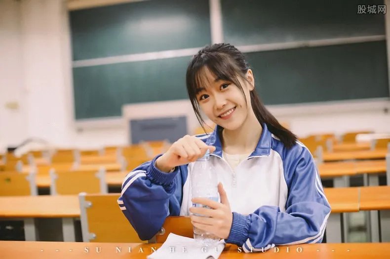 校服收费2300元 学生要买这么多校服吗？