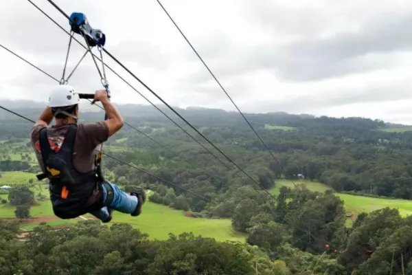 河南一景区因滑索断裂致女子坠湖溺亡，家属该如何维权？