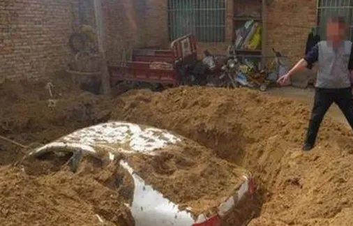 男子肇事伤人后逃逸怕担责挖坑埋车吗？