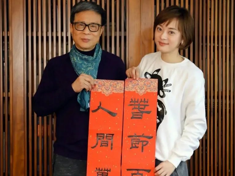 黄晓明晒与家人过年照,你和你的家人是如何过年的?