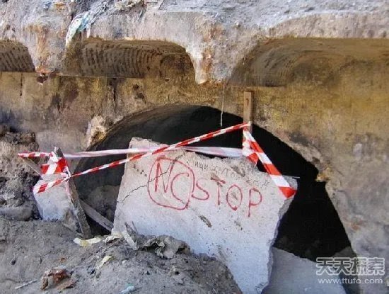 男子挖开神秘地洞 进去发现神秘世界（组图）