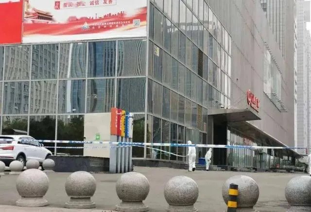 北京一女子在商场吃饭时被通知核酸检测阳性崩溃大哭值得同情吗？