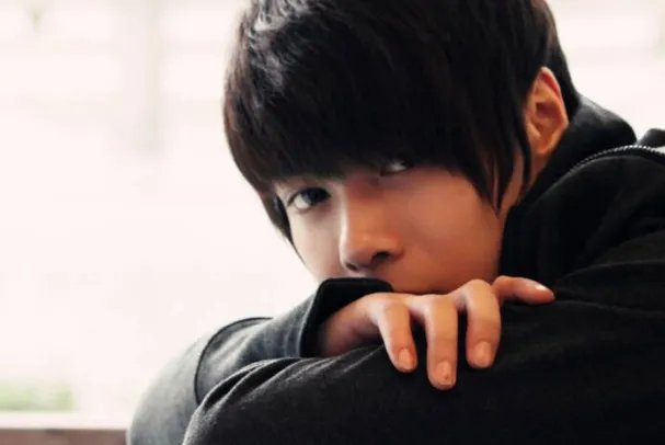 单色凌十大经典歌曲排行榜:《错位节拍》上榜,第四真挚且动人