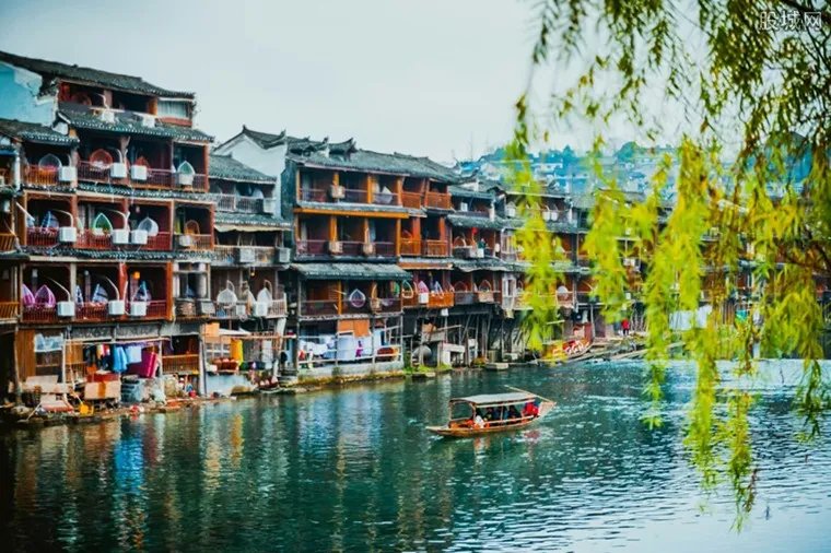 官方回应凤凰古城停车费百元起步 纯属造谣和恶意炒作