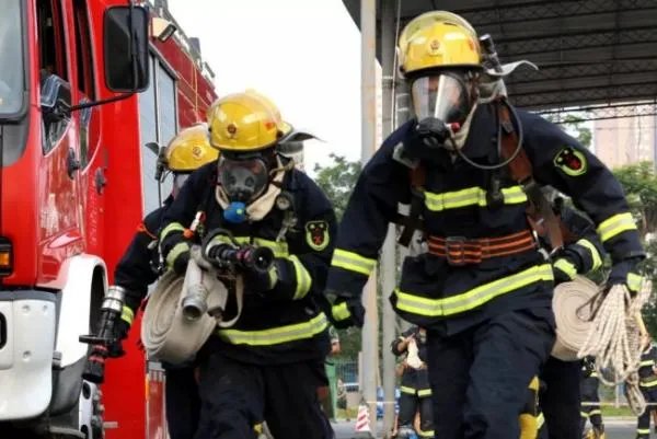 消防员洪水中开挖掘机救人,面临危险为何有人无惧?