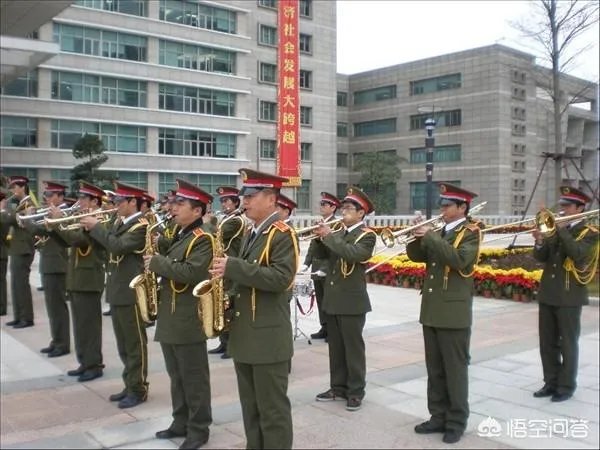 管乐队和管弦乐队的区别是什么?