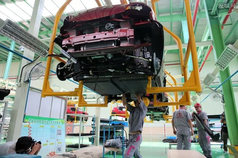 一吨冰块砸扁SUV 新买的suv维修一般需要多少钱