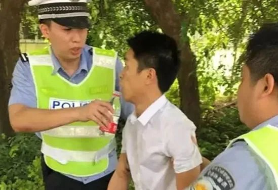 高速男子被堵10小时晕倒后获救了吗？