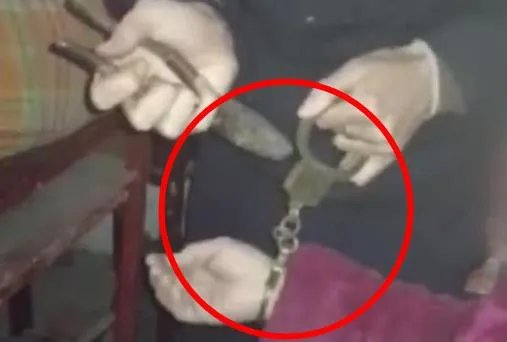 捡到手铐当手镯戴是什么情况：真相详情让人苦笑不得