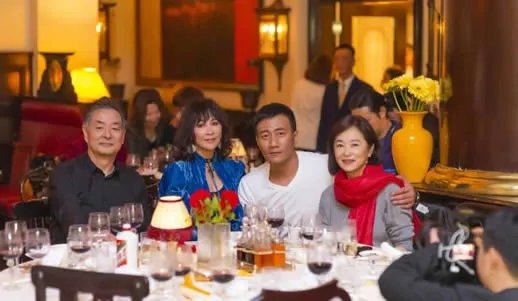 关之琳胡军庆功宴画面曝光：这些不老女神明星齐亮相