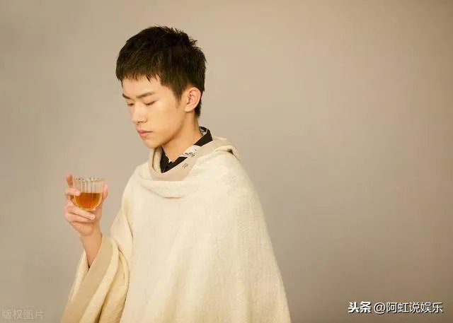 易烊千玺现在的女朋友是谁长什么样子?