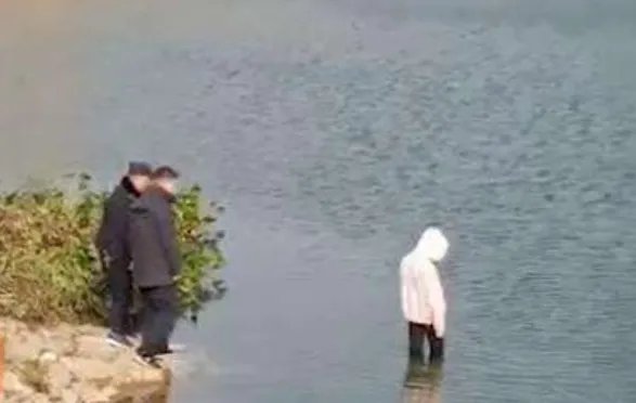 对于安徽女子在警察目视下溺亡一事,警方是如何回应的?