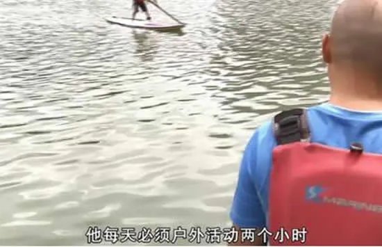 爸爸要求儿子每天户外玩2小时 网友：写作业竟然也是一种奢侈