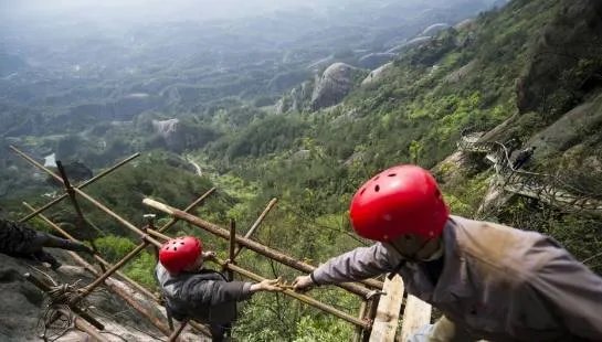 玻璃栈道那些让人心酸的背后：玻璃栈道是如何修筑的