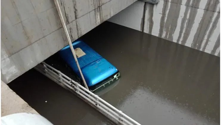 郑州大巴怎么会被水淹的?