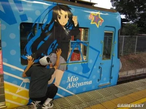 变态到极点 日本怪人猥琐“侵犯”火车上的小萝莉