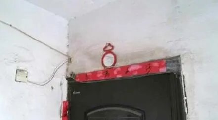 邻居争风水楼道斗法 你贴青龙我遣白虎