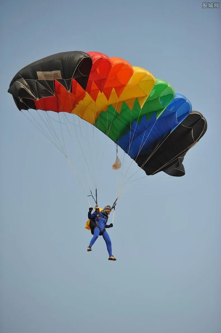 男子悬崖跳伞遇险 跳伞的安全注意事项有哪些