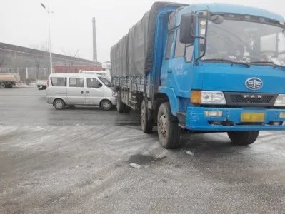 面包车撞上大挂车的最新消息?