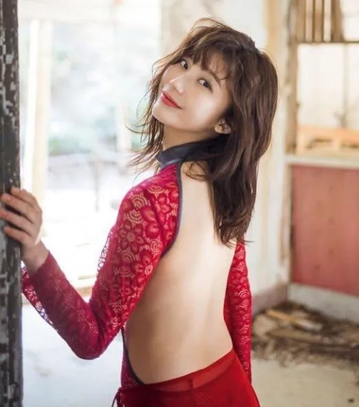 纤细腰枝却有惊人上围！日本人气美女小仓优香美图！