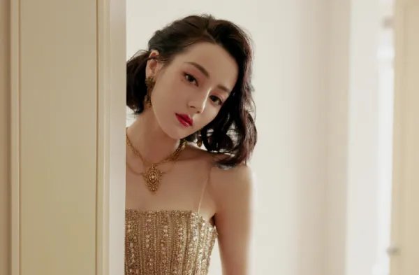 迪丽热巴吊带金色鱼尾礼服造型曝光，这身装扮有多适合她？