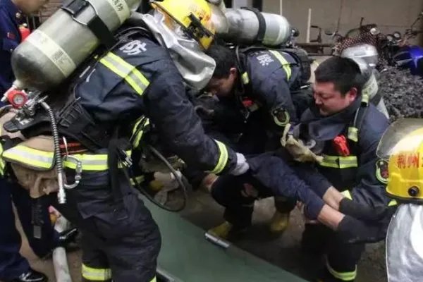 消防员洪水中开挖掘机救人,面临危险为何有人无惧?