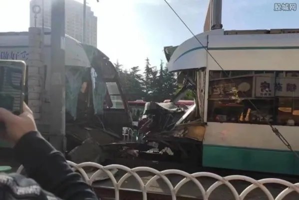 大连2辆有轨电车相撞车头被撞平 事故原因引关注