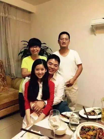 奶茶妹妹刘强东饭后屋内亲密合影 网友：见娘家人？