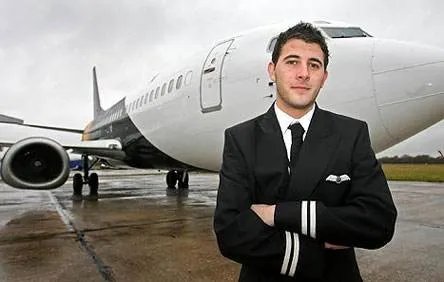 印度民航两飞行员驾驶舱内打架是真的吗?