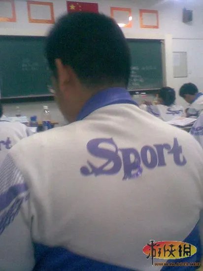 大奶&小内亮瞎双眼！细数校服的32种奇葩穿法