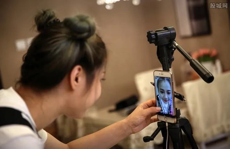 人大代表谈直播带货 能让产品更好地销售出去