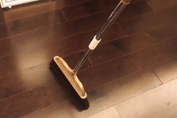 美国nasa立扫把挑战是真的吗?地心引力最小让扫把立起来是假的!